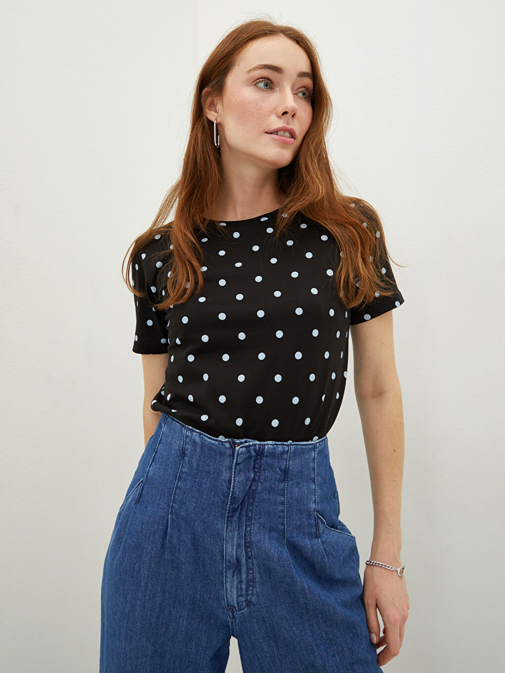 Siyah Bisiklet Yaka Puantiyeli Kısa Kollu Kadın Pamuklu Tişört-2