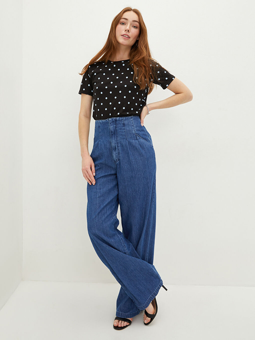 Siyah Bisiklet Yaka Puantiyeli Kısa Kollu Kadın Pamuklu Tişört-3