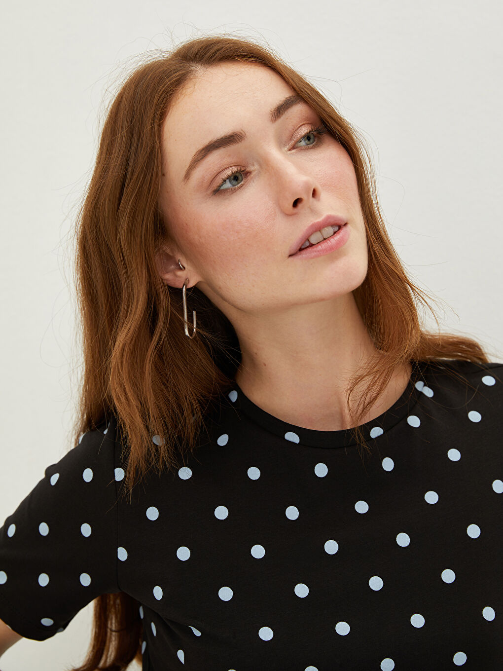 Siyah Bisiklet Yaka Puantiyeli Kısa Kollu Kadın Pamuklu Tişört-4