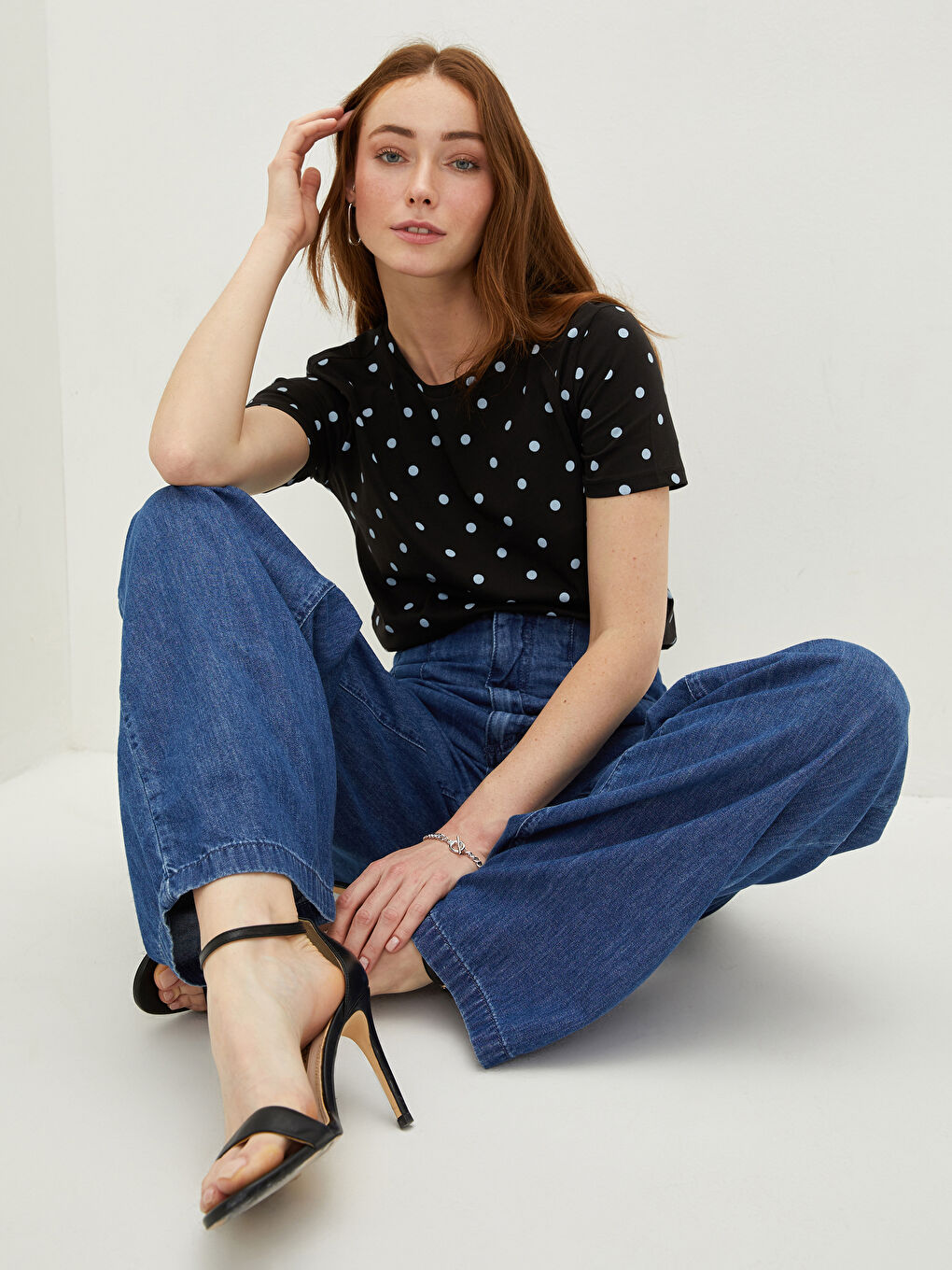 Siyah Bisiklet Yaka Puantiyeli Kısa Kollu Kadın Pamuklu Tişört-1