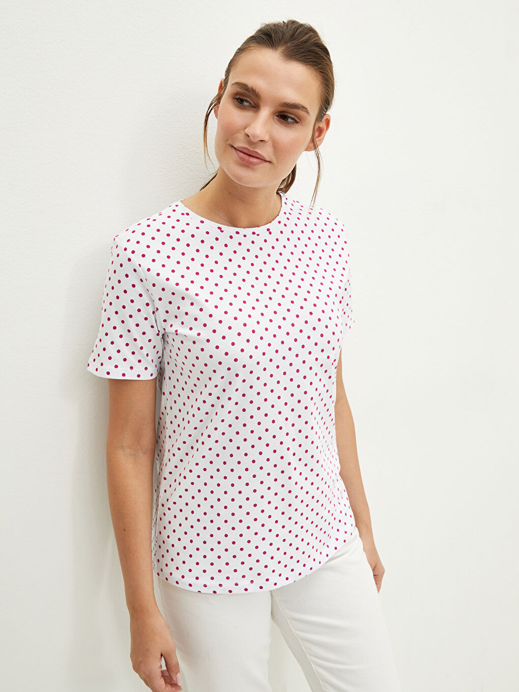 Beyaz Bisiklet Yaka Puantiyeli Kısa Kollu Kadın Pamuklu Tişört