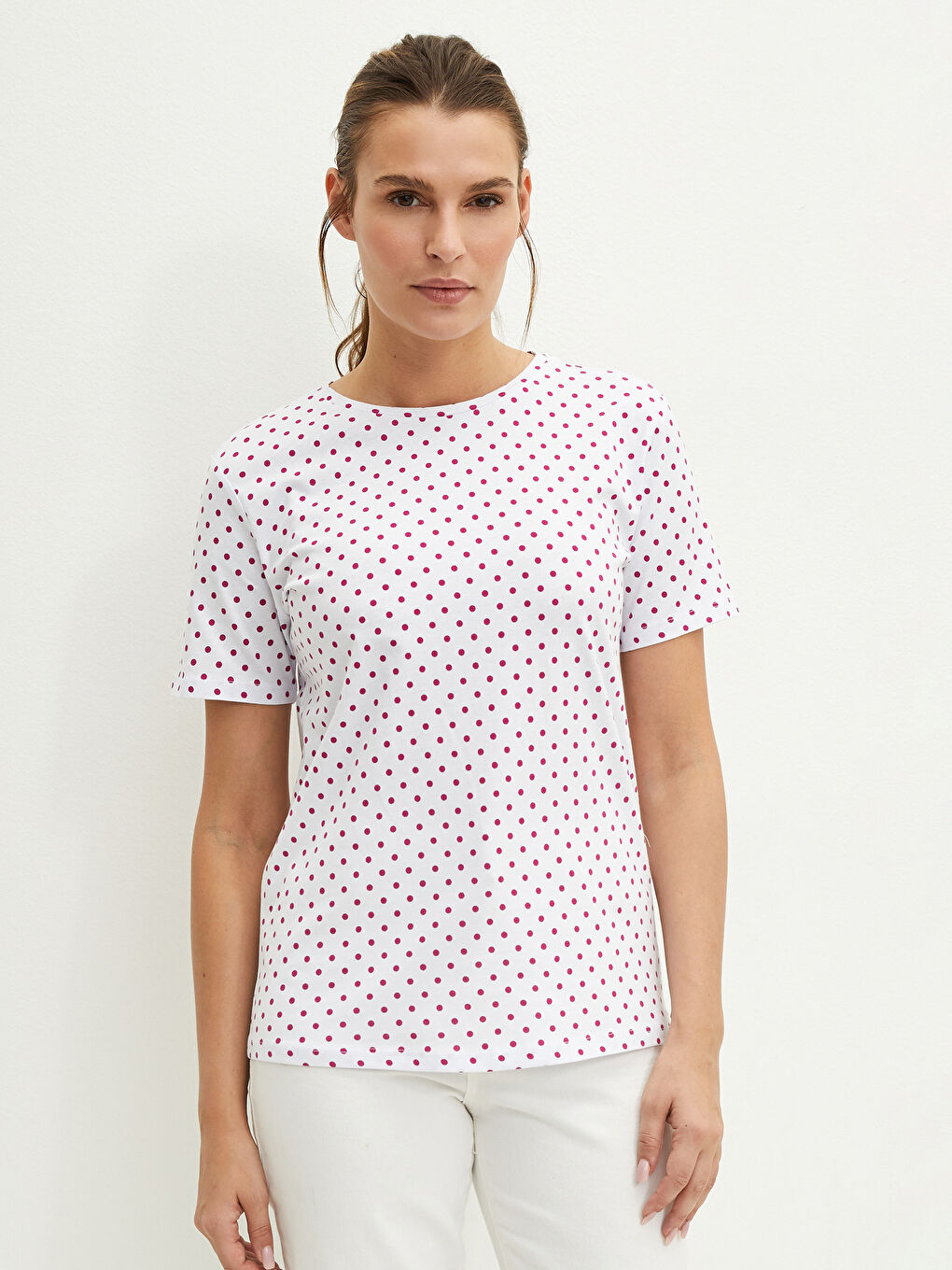 Beyaz Bisiklet Yaka Puantiyeli Kısa Kollu Kadın Pamuklu Tişört-1