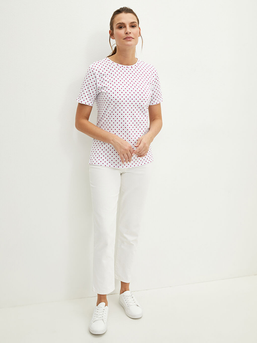 Beyaz Bisiklet Yaka Puantiyeli Kısa Kollu Kadın Pamuklu Tişört-2
