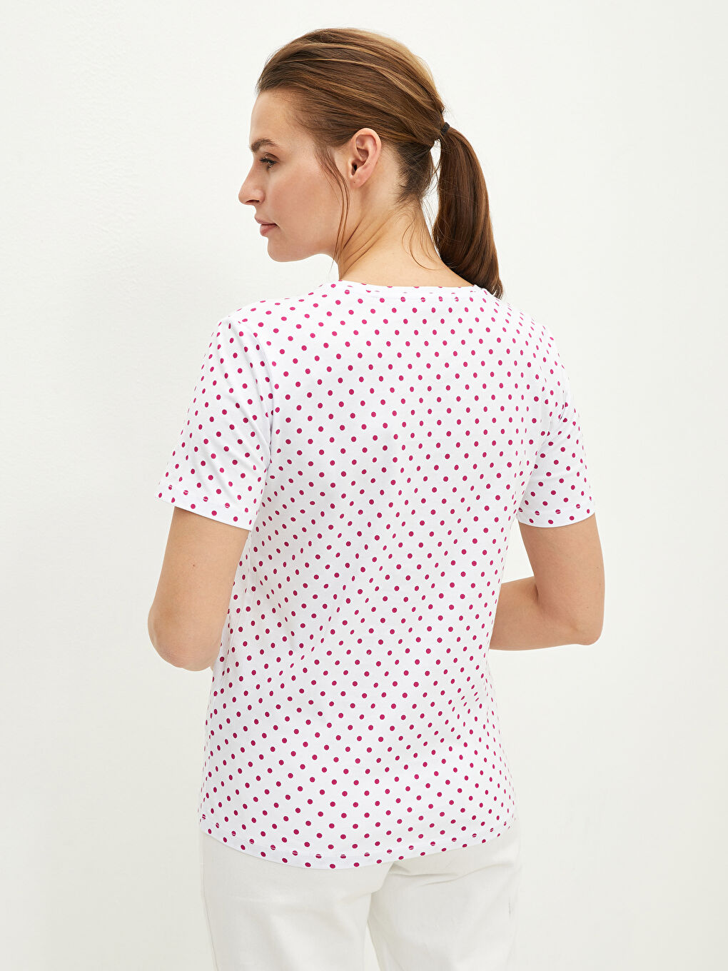 Beyaz Bisiklet Yaka Puantiyeli Kısa Kollu Kadın Pamuklu Tişört-3