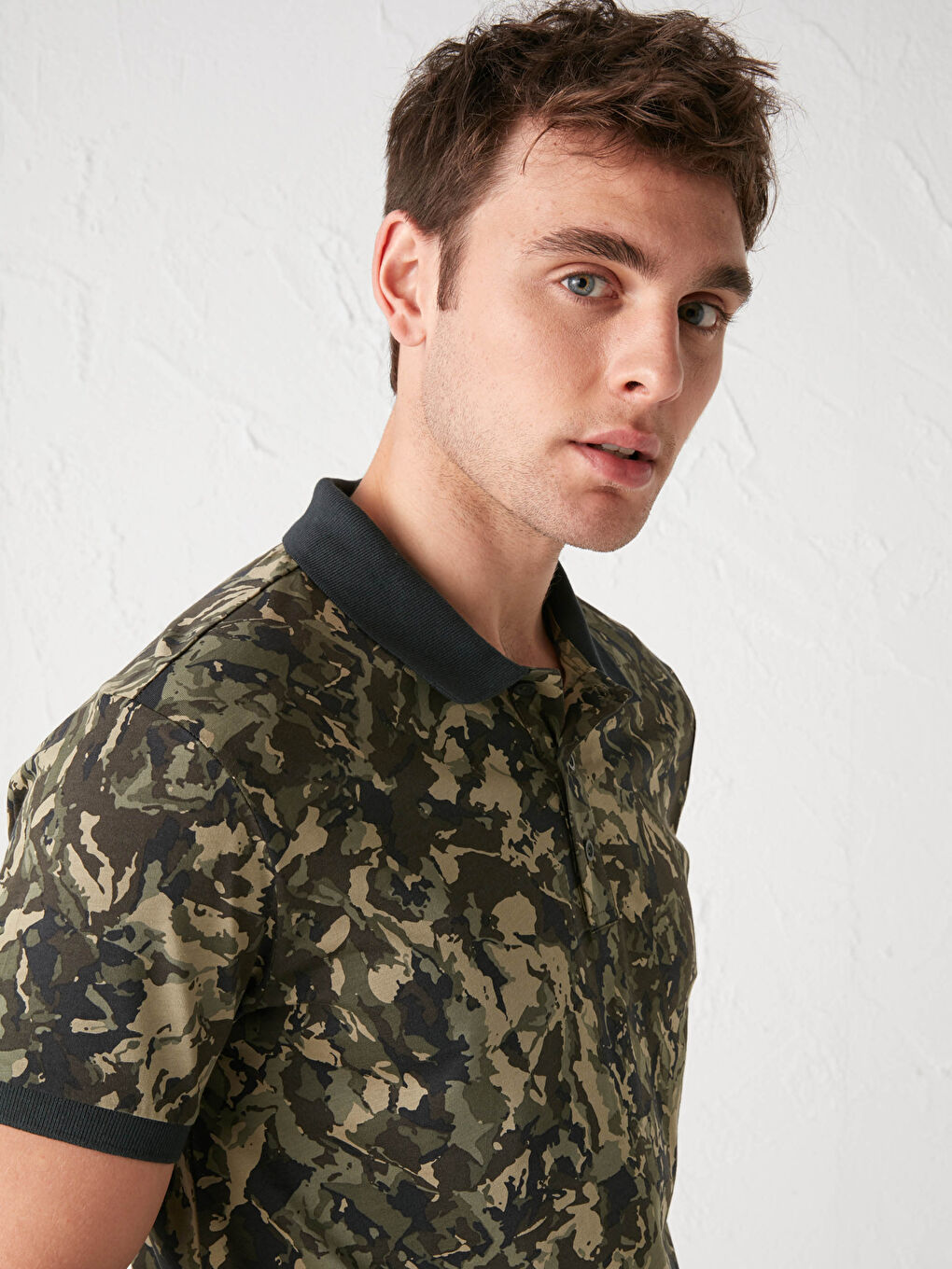 Haki Polo Yaka Kısa Kollu Desenli Penye Erkek Tişört-1