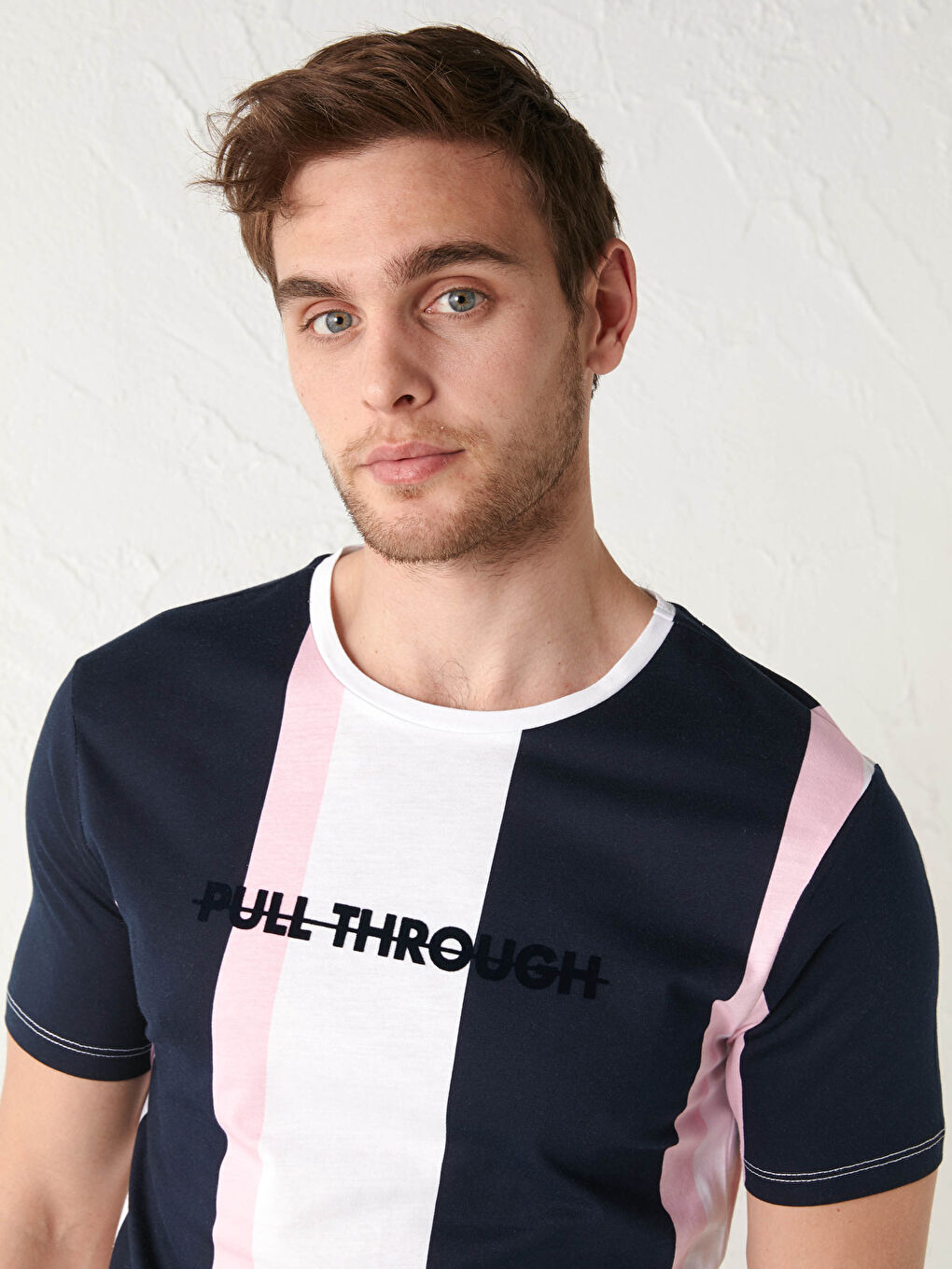 дөңгелек жағалы принтті таралған мақта футболка-1