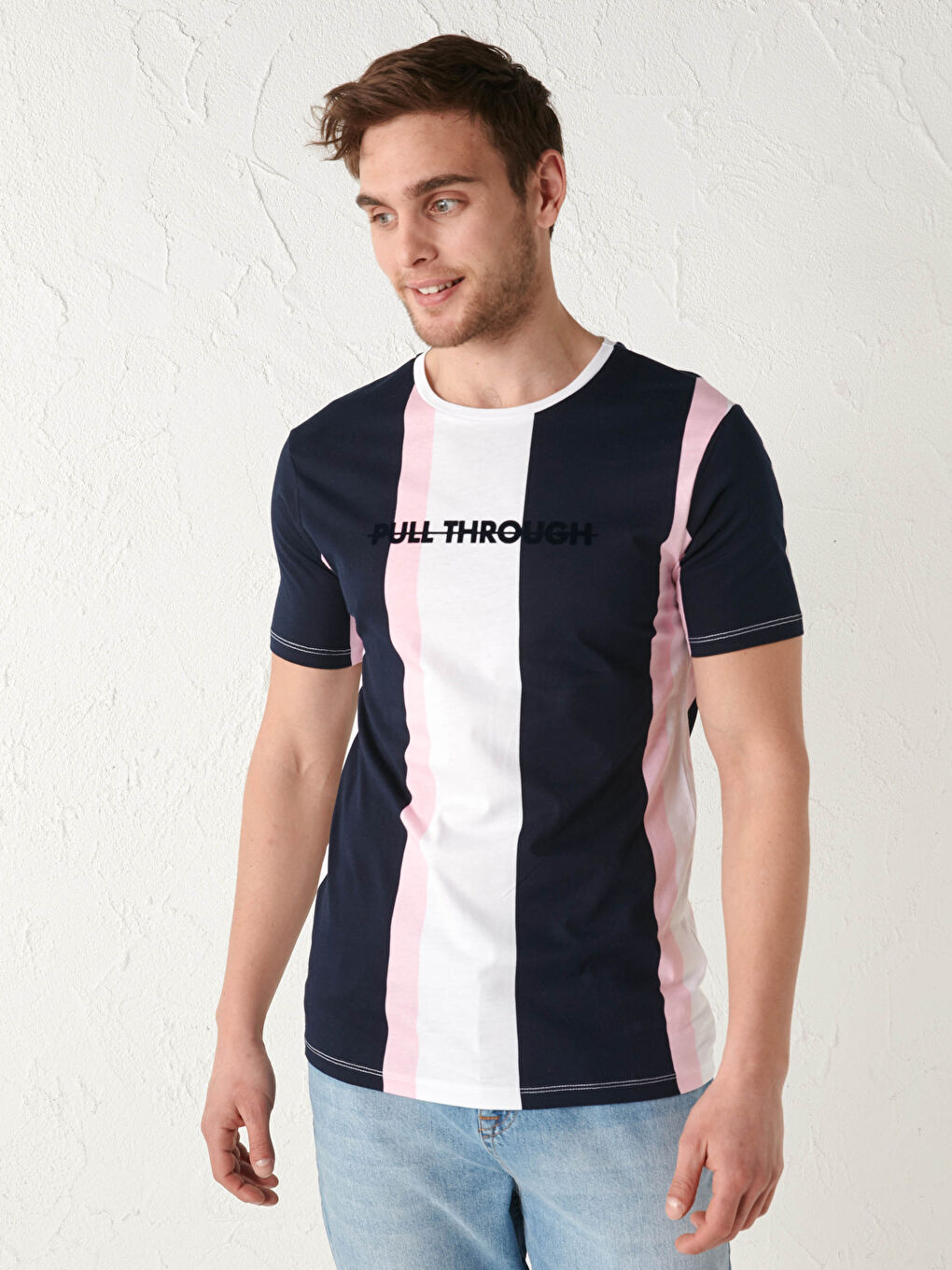 дөңгелек жағалы принтті таралған мақта футболка