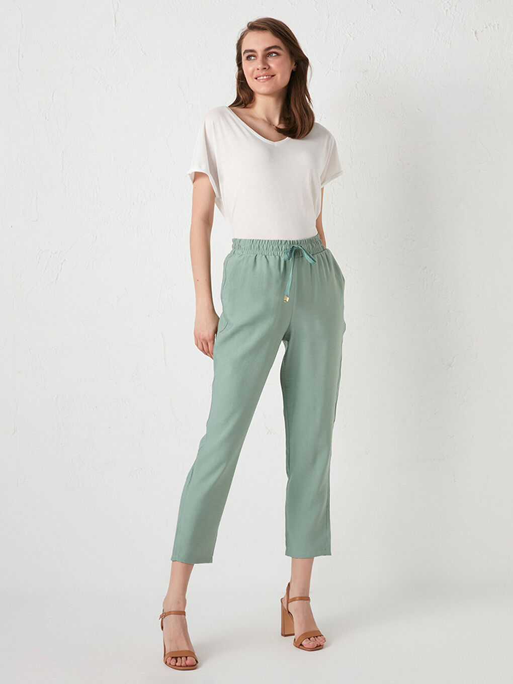 LCWAIKIKI Basic Pantalone za Žene sa Elastičnim Strukem i Džepovima -S18558Z8-GC9