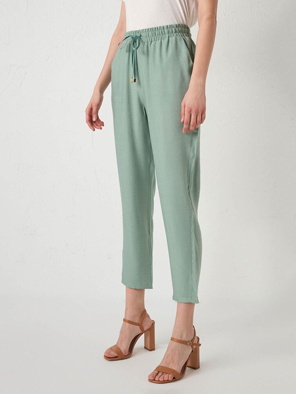 LCWAIKIKI Basic Pantalone za Žene sa Elastičnim Strukem i Džepovima -S18558Z8-GC9
