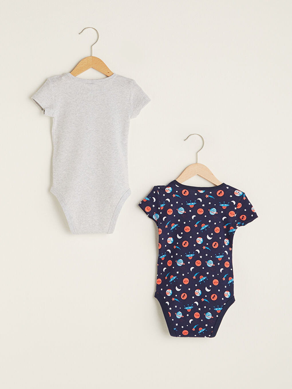 Боди с круглым вырезом и коротким рукавом с принтом для мальчика с заклепками, 2 упаковки-1