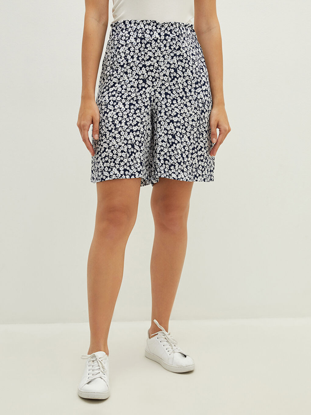 Mavi Beli Lastikli Desenli Cep Detaylı Viskon Kadın Şort-3