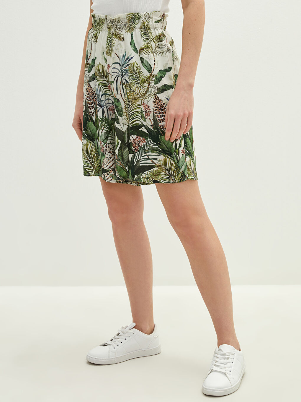 Yeşil Beli Lastikli Desenli Cep Detaylı Viskon Kadın Şort-2