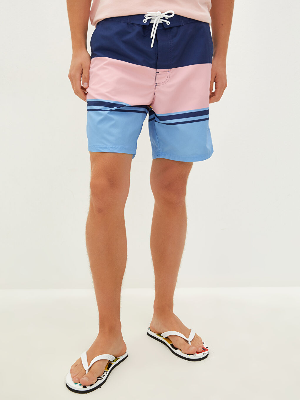 شورت سباحة رجالي بطول الركبة بنمط كتل الألوان-2