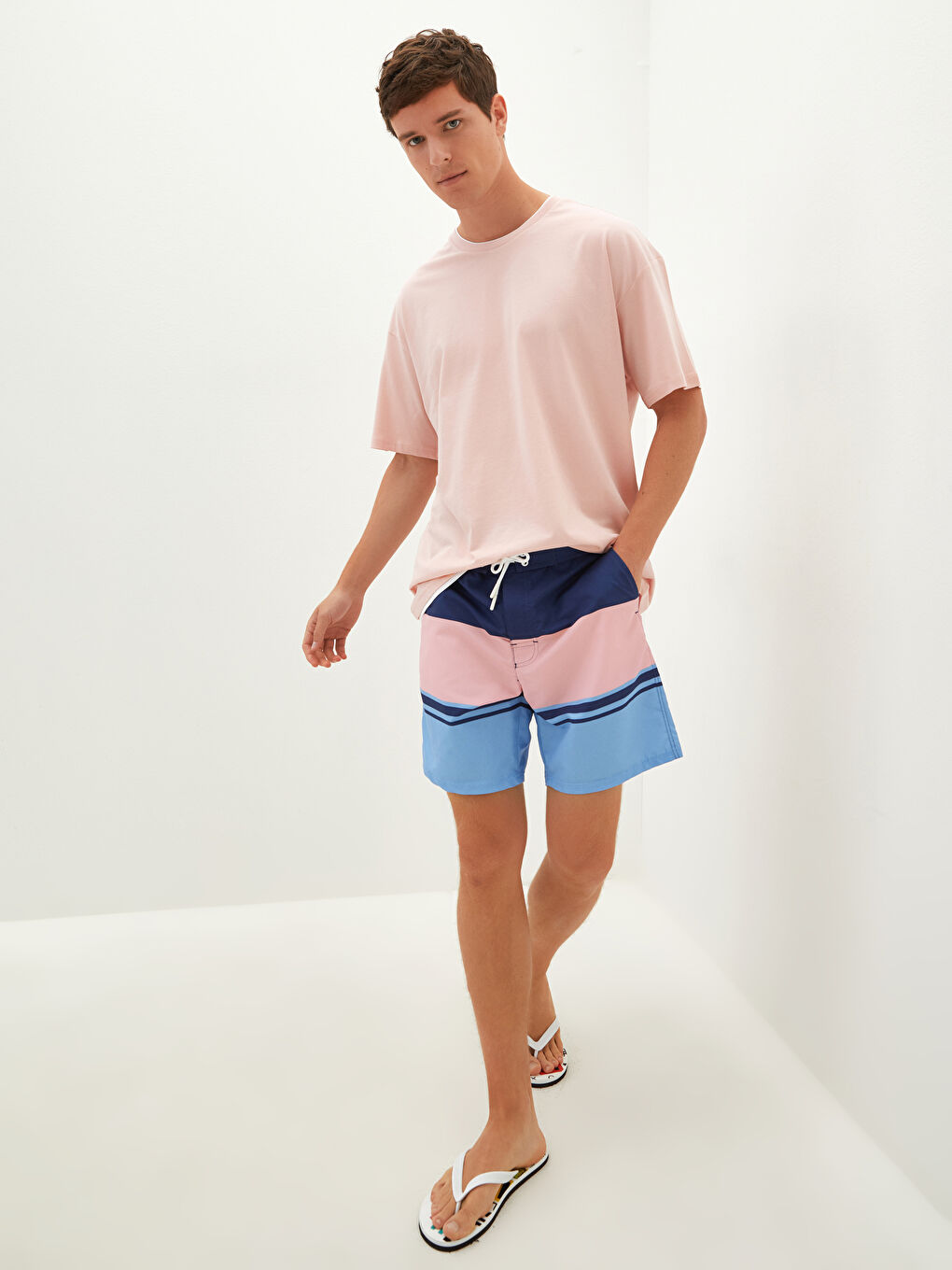 شورت سباحة رجالي بطول الركبة بنمط كتل الألوان