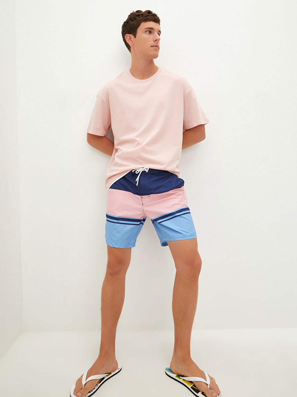 شورت سباحة رجالي بطول الركبة بنمط كتل الألوان-1