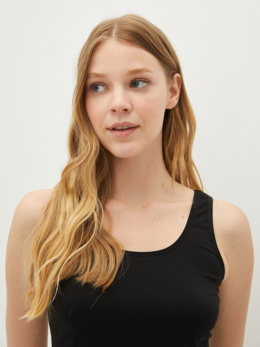 Siyah U Yaka Düz Askılı Crop Kadın Atlet-2