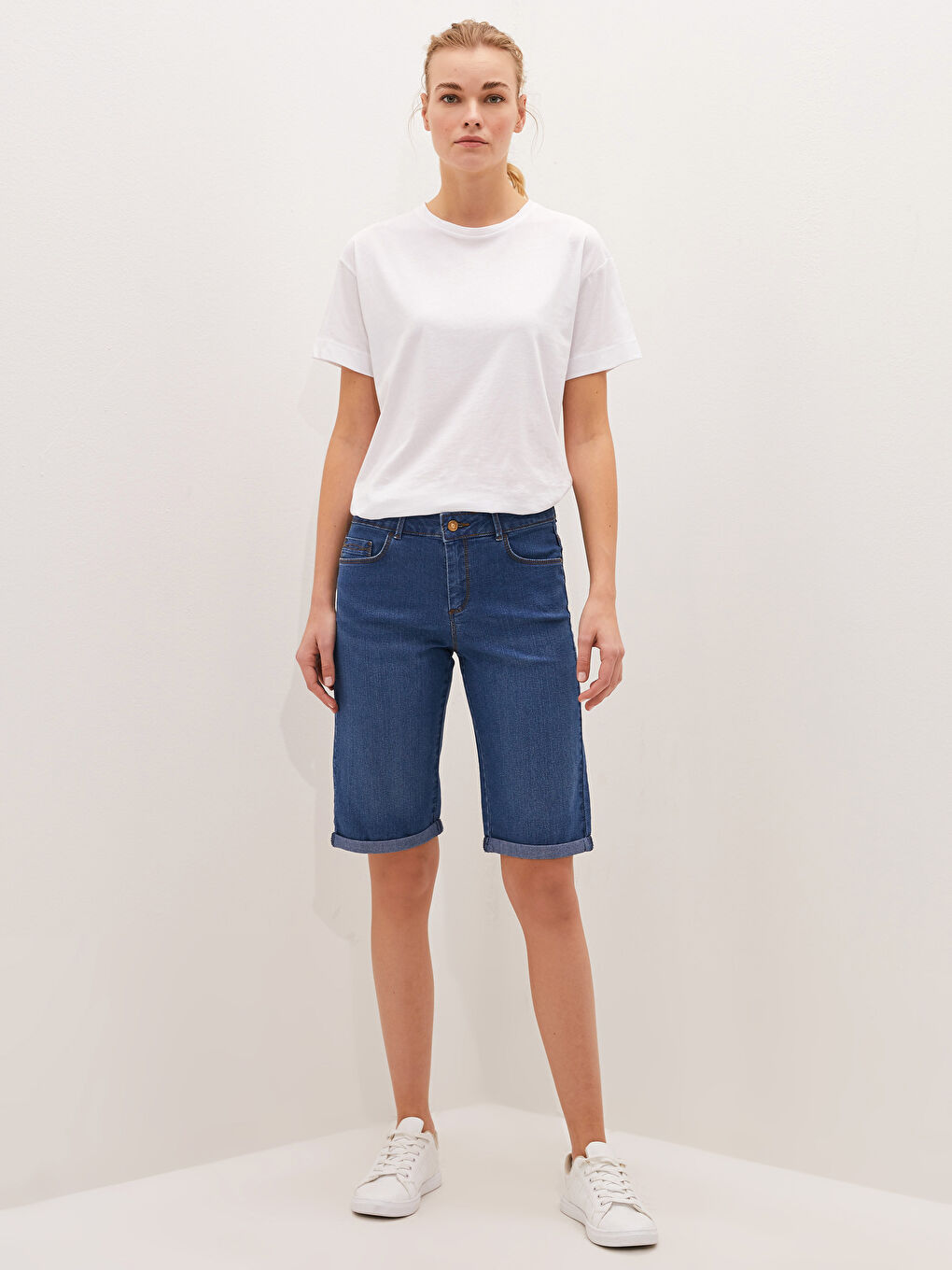 İndigo Normal Bel Slim Fit Düz Cep Detaylı Kadın Rodeo Jean Şort