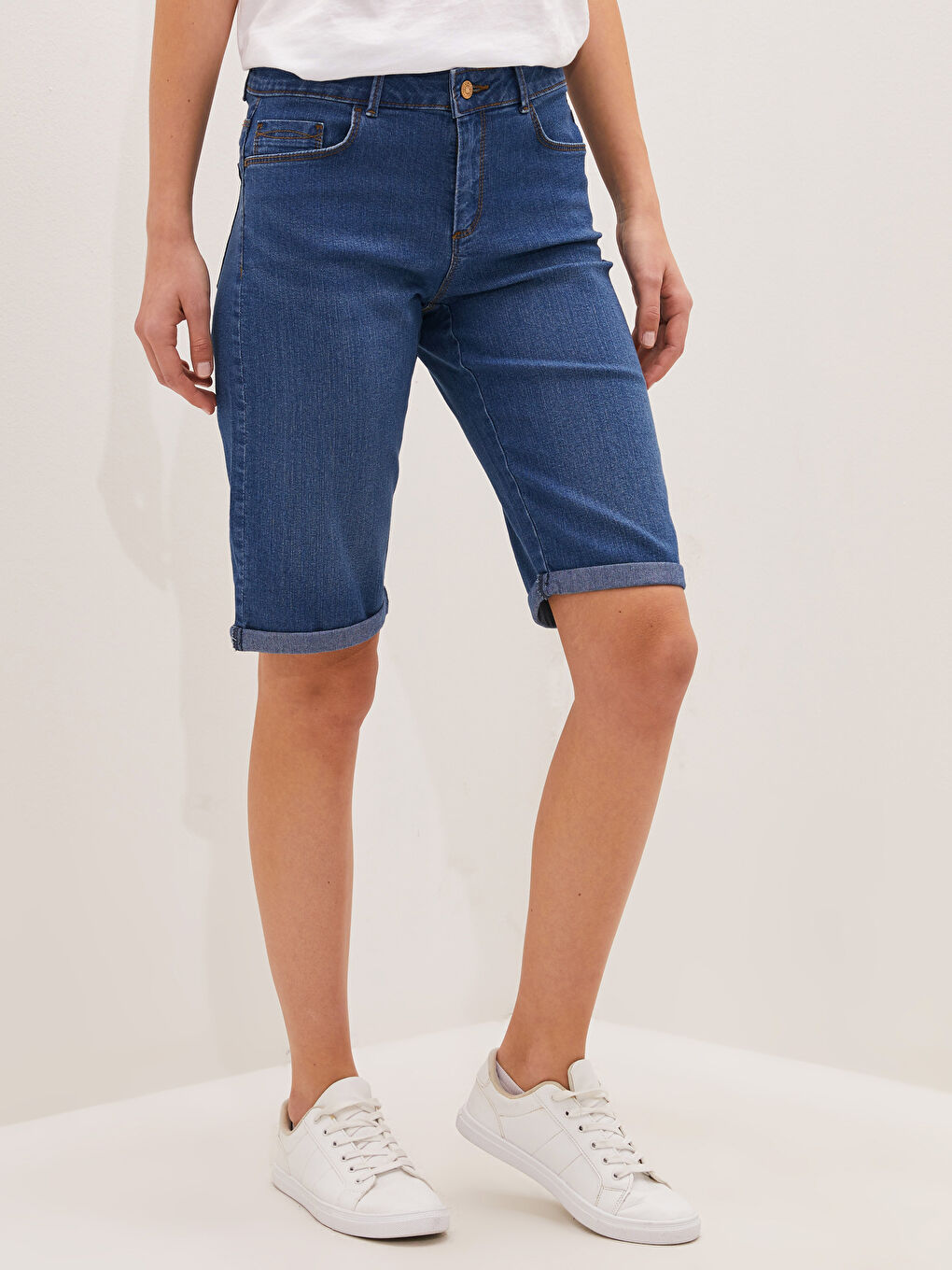 İndigo Normal Bel Slim Fit Düz Cep Detaylı Kadın Rodeo Jean Şort-2