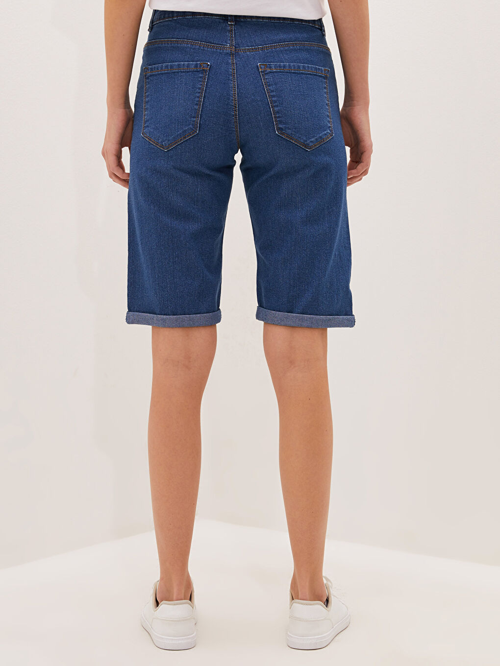 İndigo Normal Bel Slim Fit Düz Cep Detaylı Kadın Rodeo Jean Şort-3