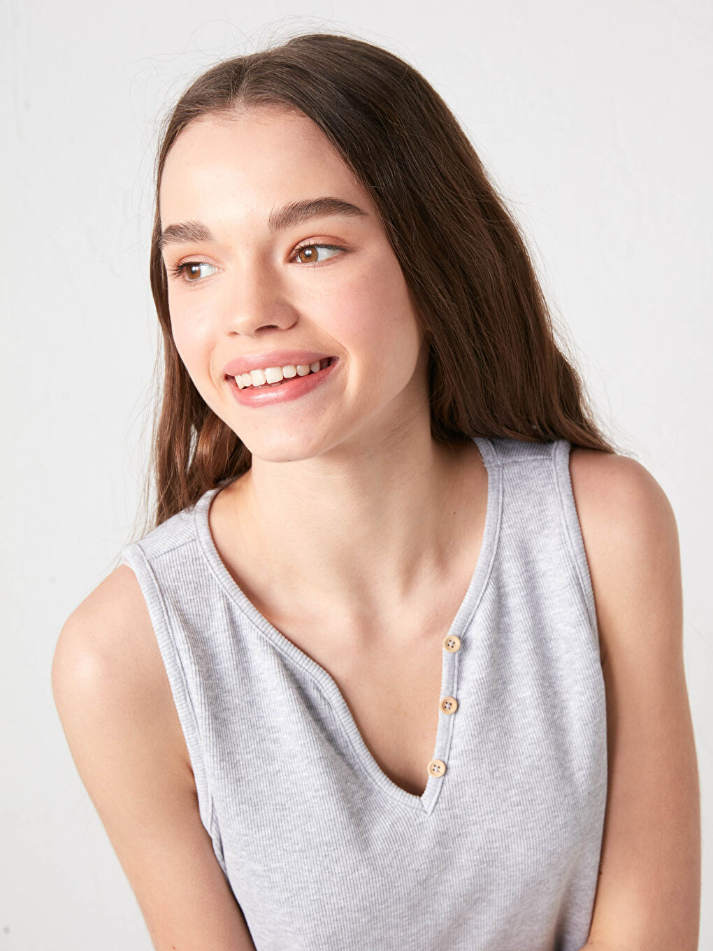 قميص بيجامة بياقة على شكل حرف V سادة بتفاصيل أزرار للسيدات-1