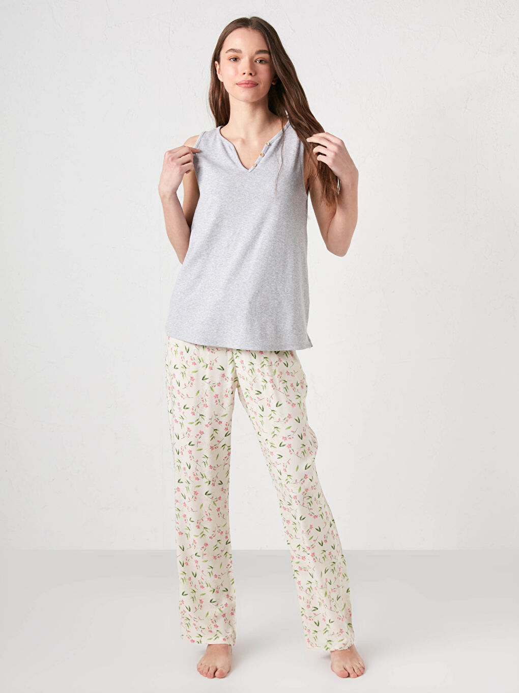 قميص بيجامة بياقة على شكل حرف V سادة بتفاصيل أزرار للسيدات-2