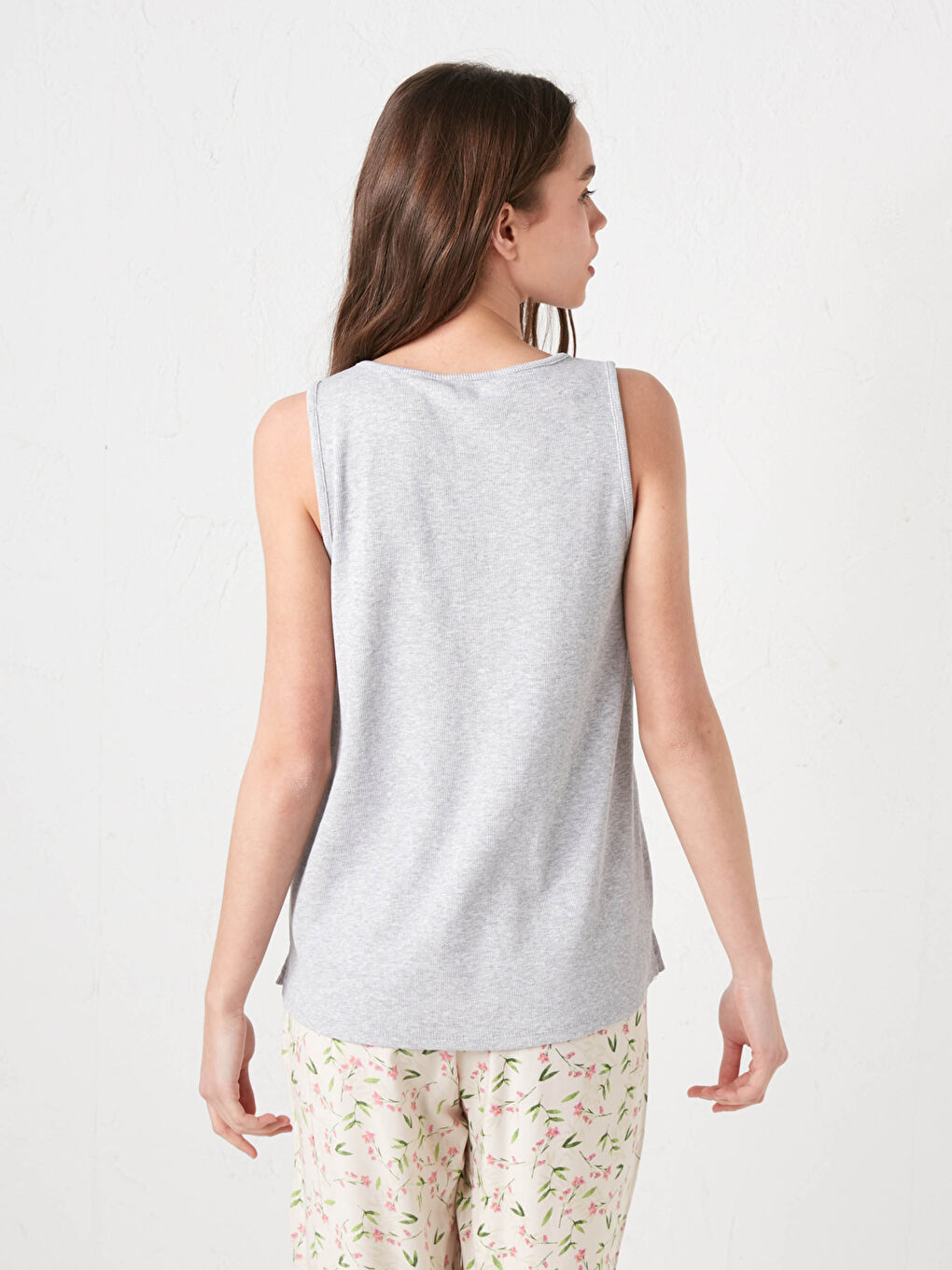 قميص بيجامة بياقة على شكل حرف V سادة بتفاصيل أزرار للسيدات-3