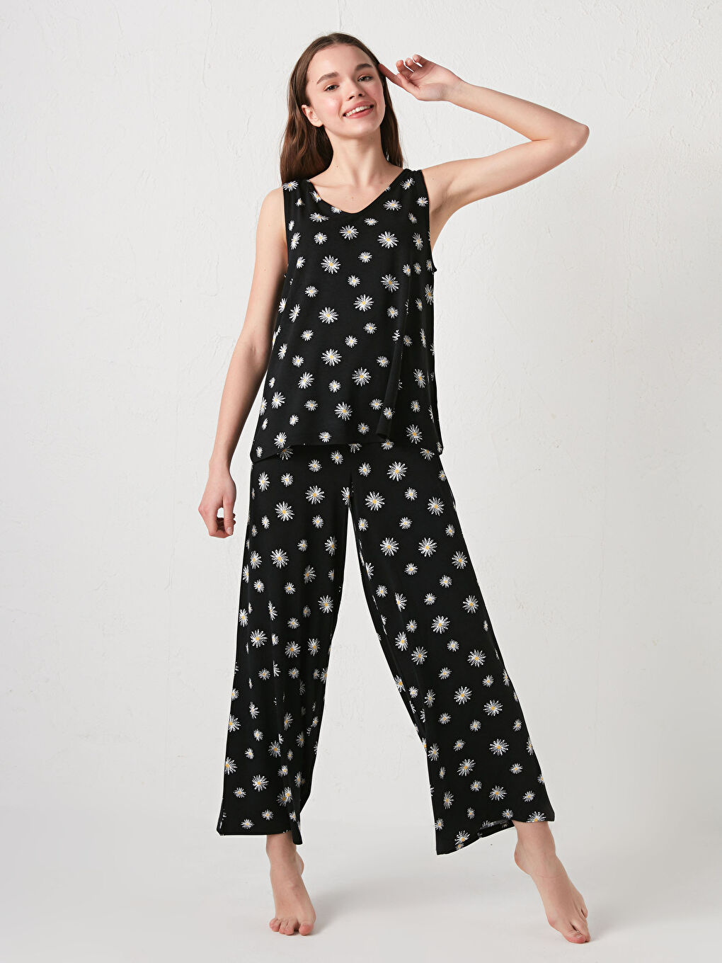 V Yaka Çiçek Baskılı Askılı Viskon Kadın Pijama Takımı