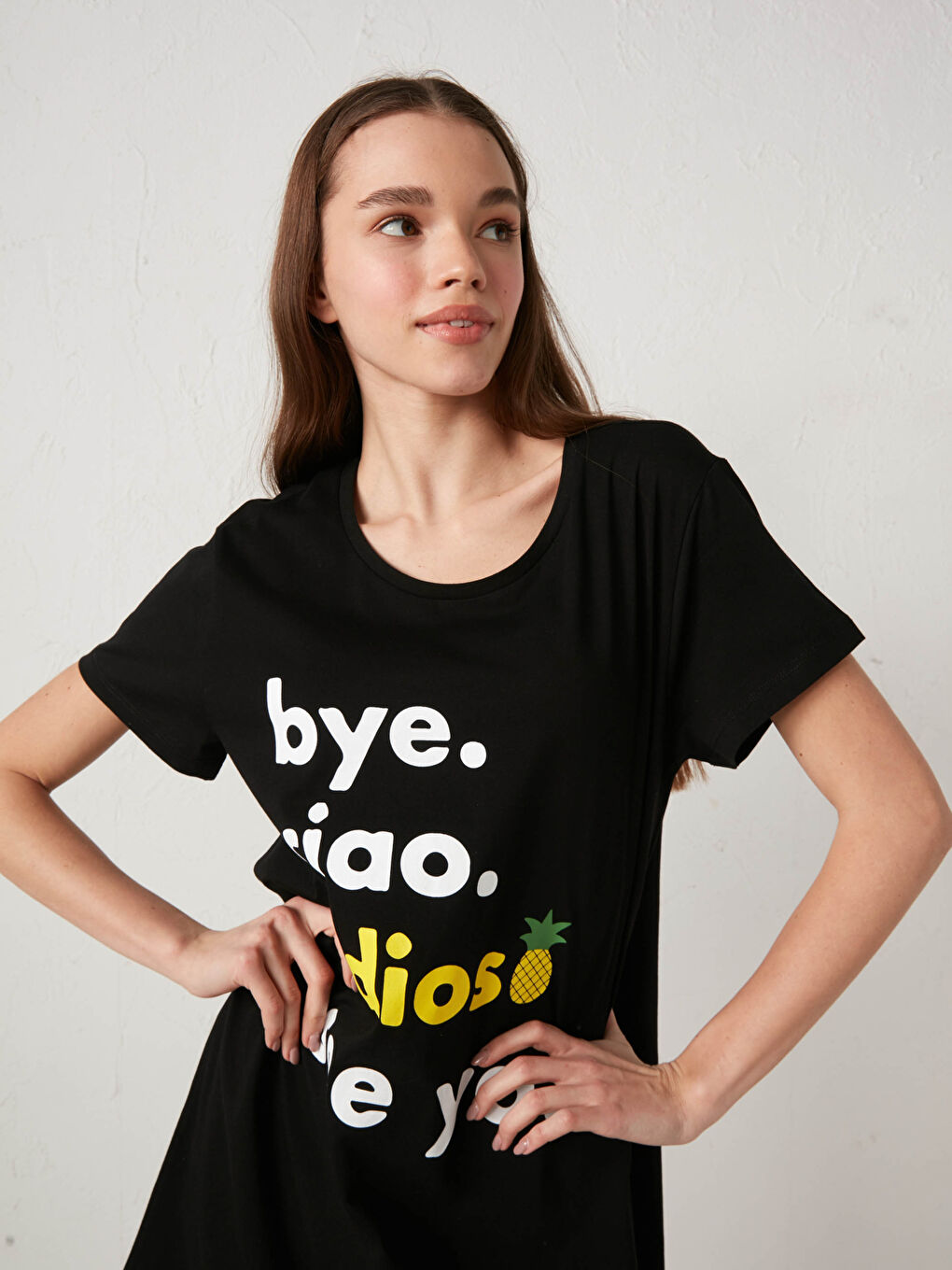 قميص نوم بياقة دائرية مطبوع بشعار كم قصير للسيدات-1