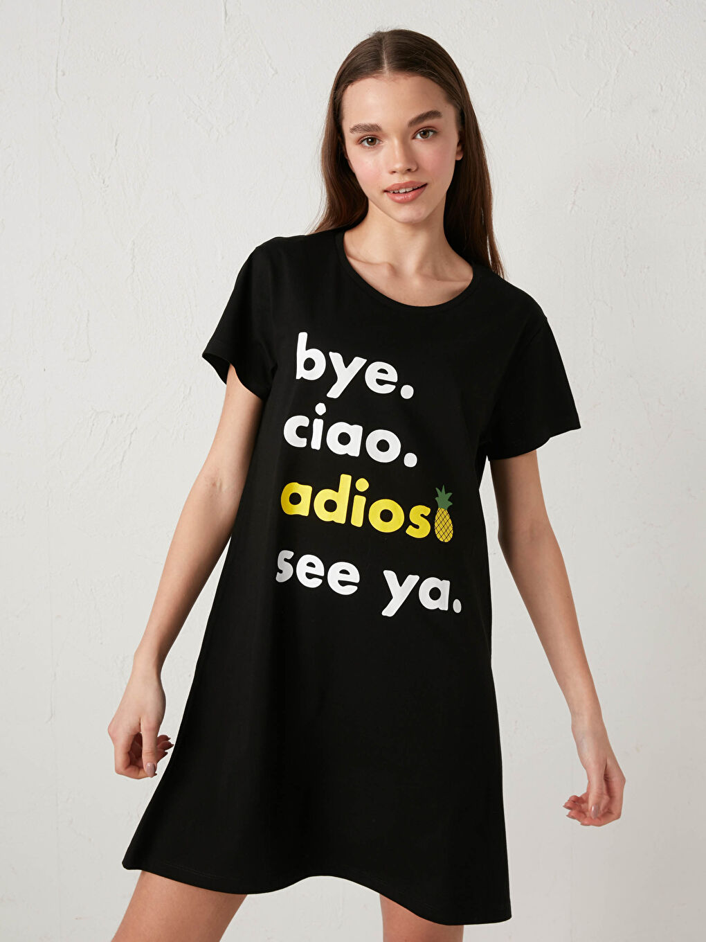 قميص نوم بياقة دائرية مطبوع بشعار كم قصير للسيدات-6