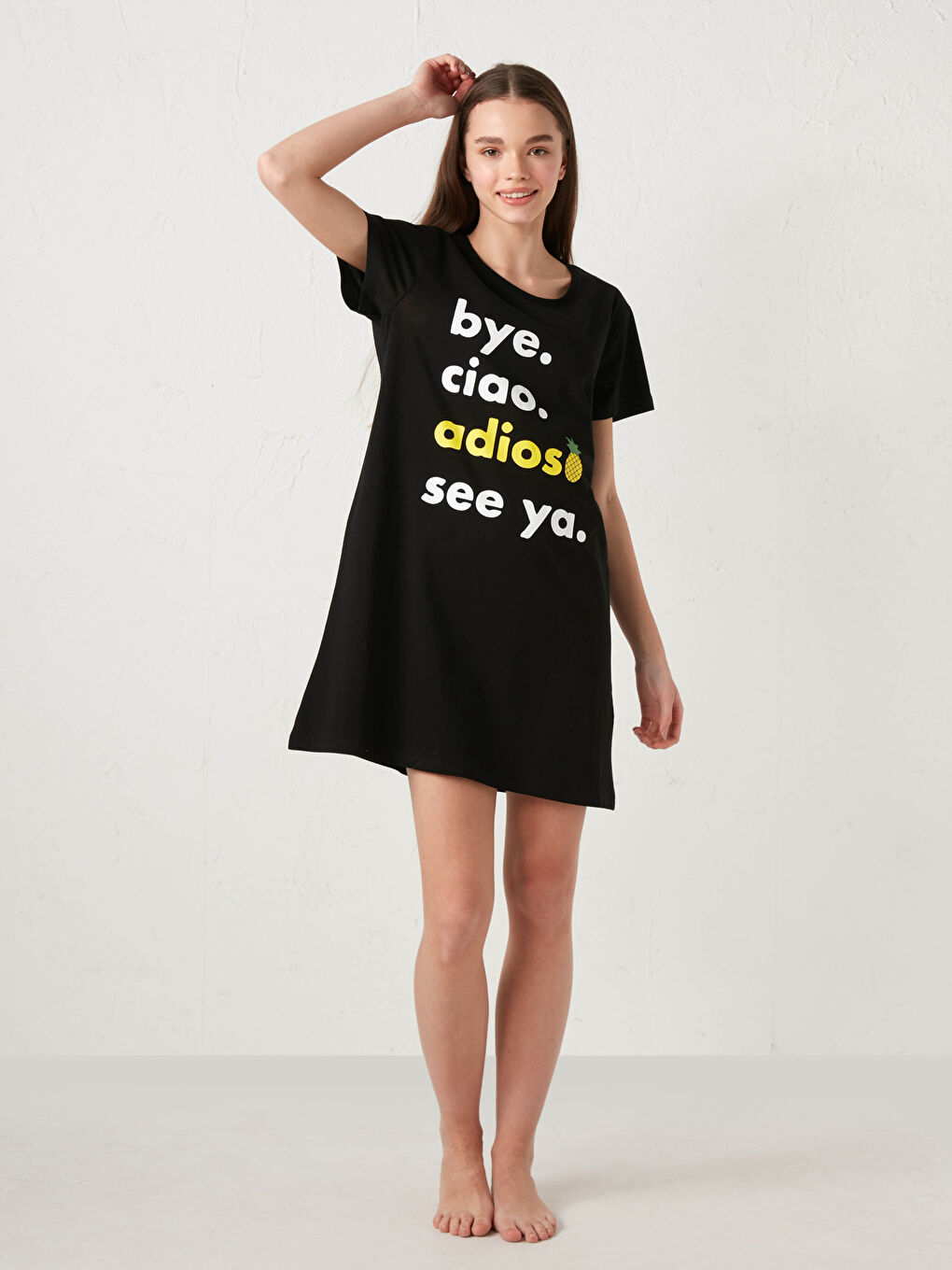 قميص نوم بياقة دائرية مطبوع بشعار كم قصير للسيدات-7