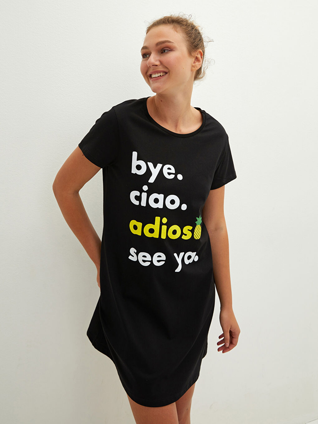 قميص نوم بياقة دائرية مطبوع بشعار كم قصير للسيدات-3