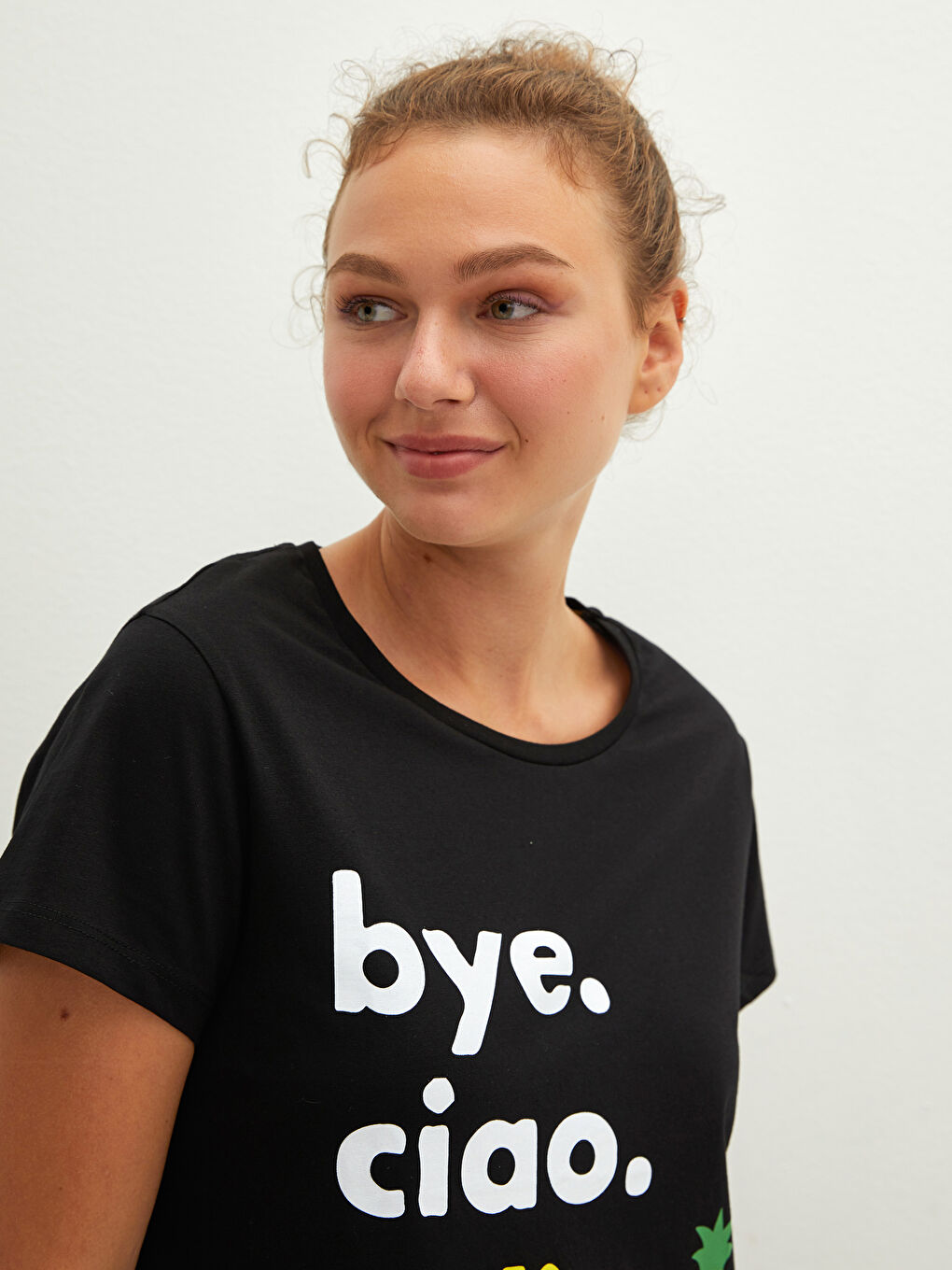 قميص نوم بياقة دائرية مطبوع بشعار كم قصير للسيدات-4