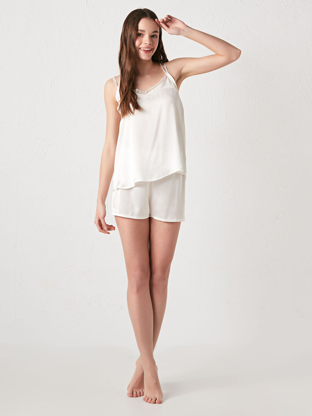 Beyaz V Yaka İp Askılı Dantel Detaylı Saten Kadın Bride Şortlu Pijama Takımı-8