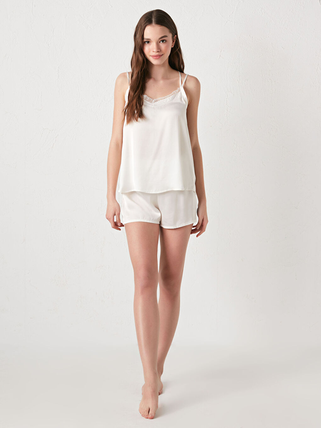 Beyaz V Yaka İp Askılı Dantel Detaylı Saten Kadın Bride Şortlu Pijama Takımı-9