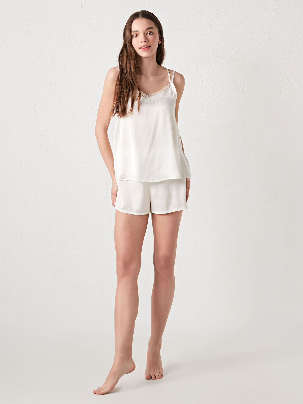 Beyaz V Yaka İp Askılı Dantel Detaylı Saten Kadın Bride Şortlu Pijama Takımı-10
