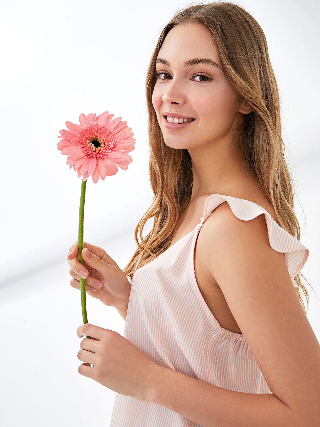 Pembe V Yaka Askılı Nakış Detaylı Çizgili Viskon Kadın Bride Şortlu Pijama Takımı-4