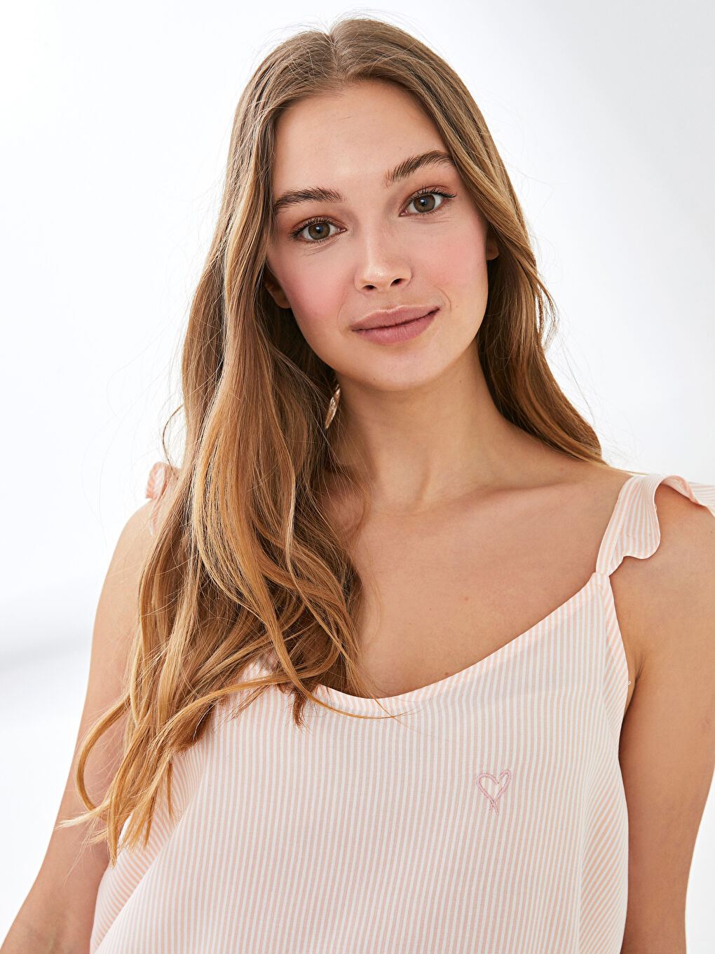 Pembe V Yaka Askılı Nakış Detaylı Çizgili Viskon Kadın Bride Şortlu Pijama Takımı-5