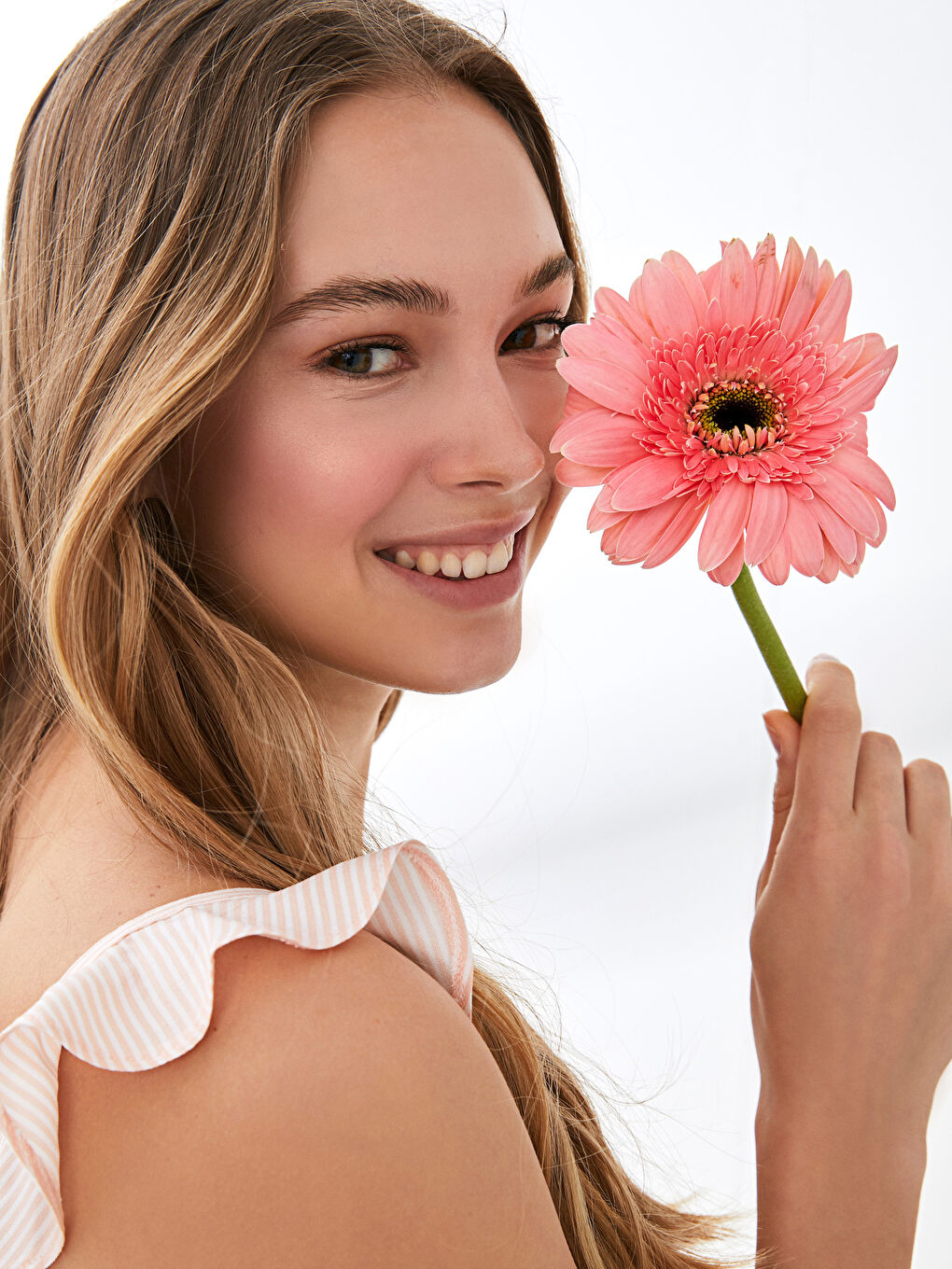 Pembe V Yaka Askılı Nakış Detaylı Çizgili Viskon Kadın Bride Şortlu Pijama Takımı-6