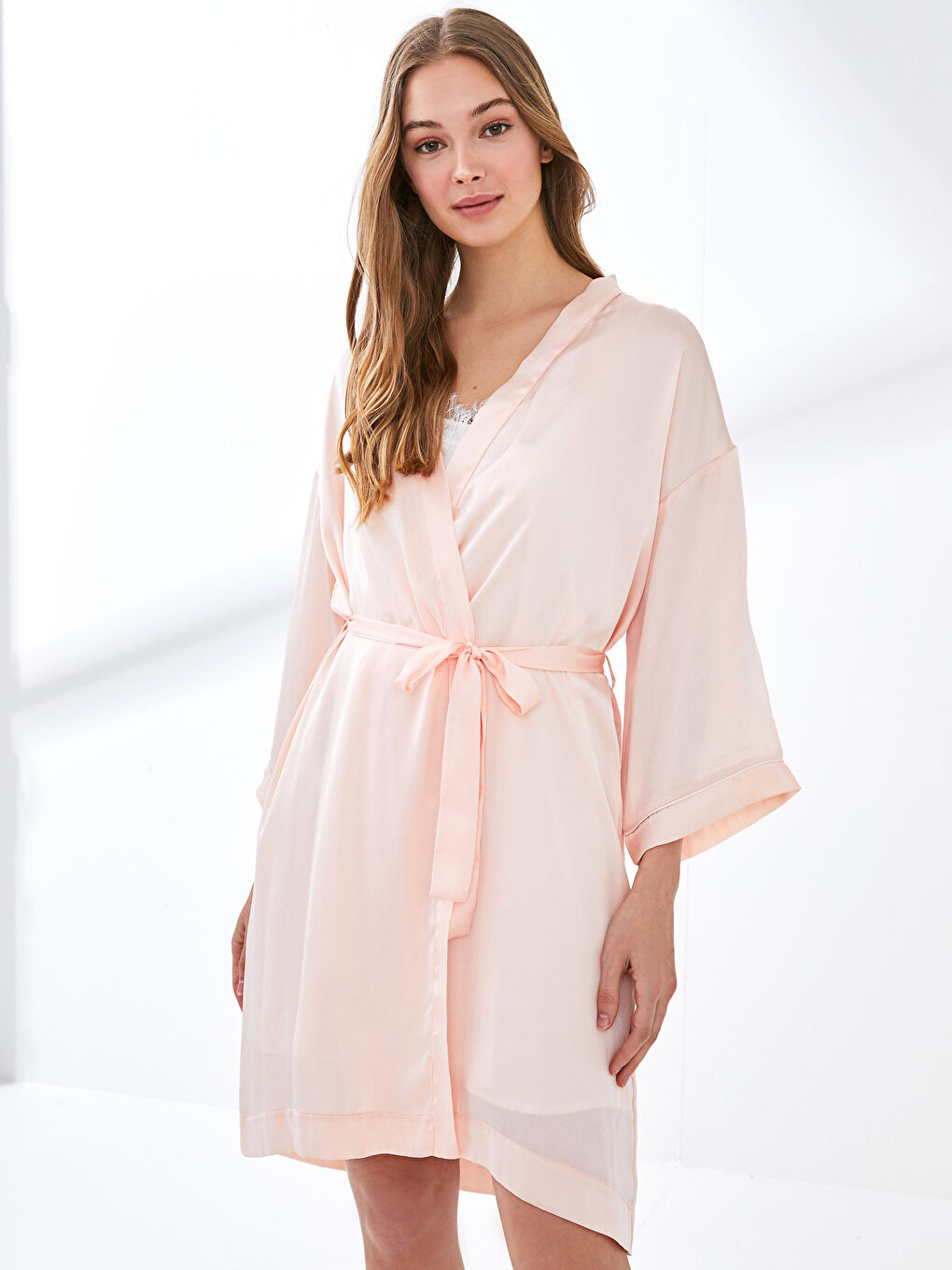 Pembe Kruvaze Yaka Baskılı Beli Bağlama Detaylı Saten Kadın Bride Sabahlık-2