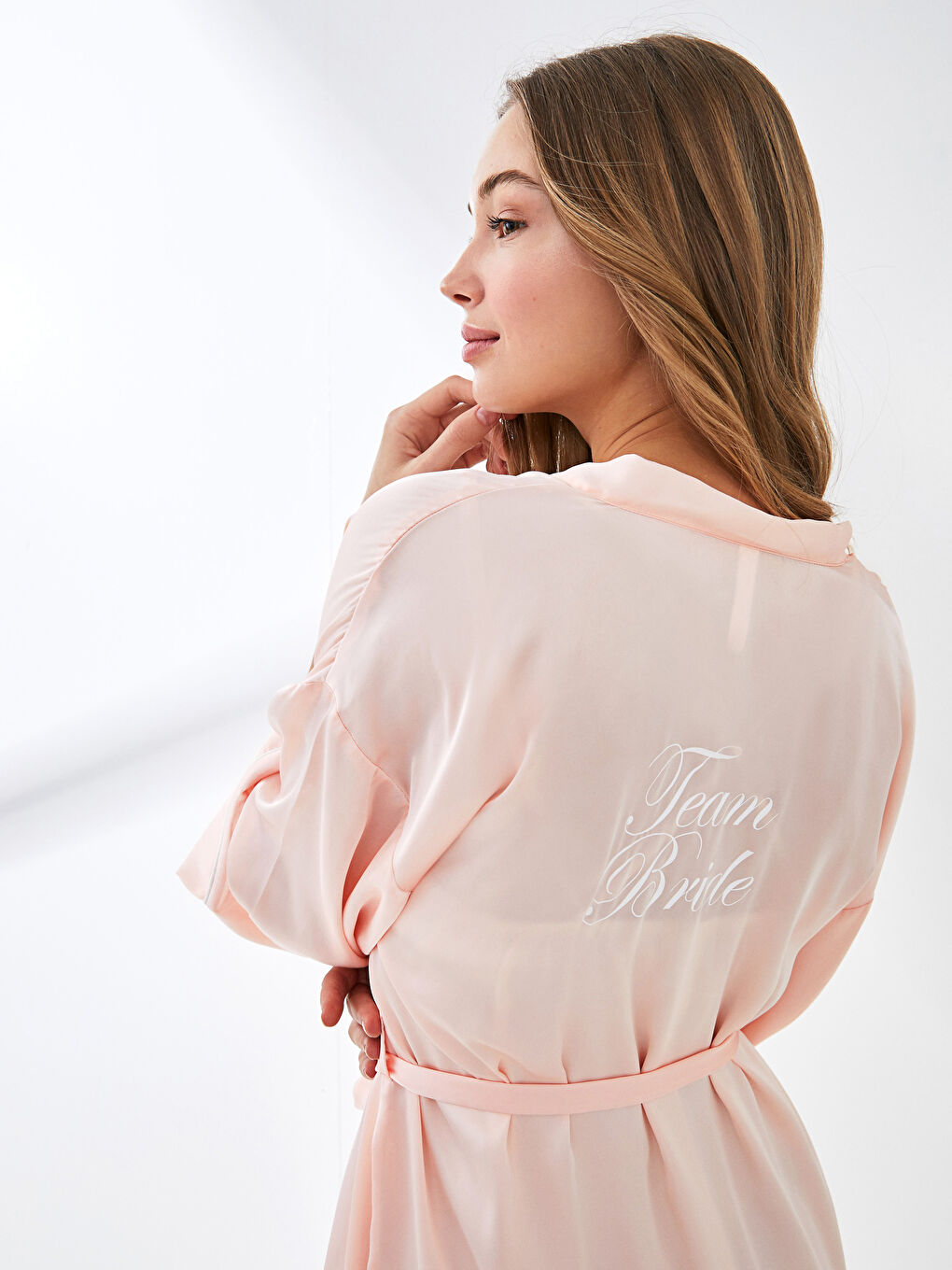 Pembe Kruvaze Yaka Baskılı Beli Bağlama Detaylı Saten Kadın Bride Sabahlık