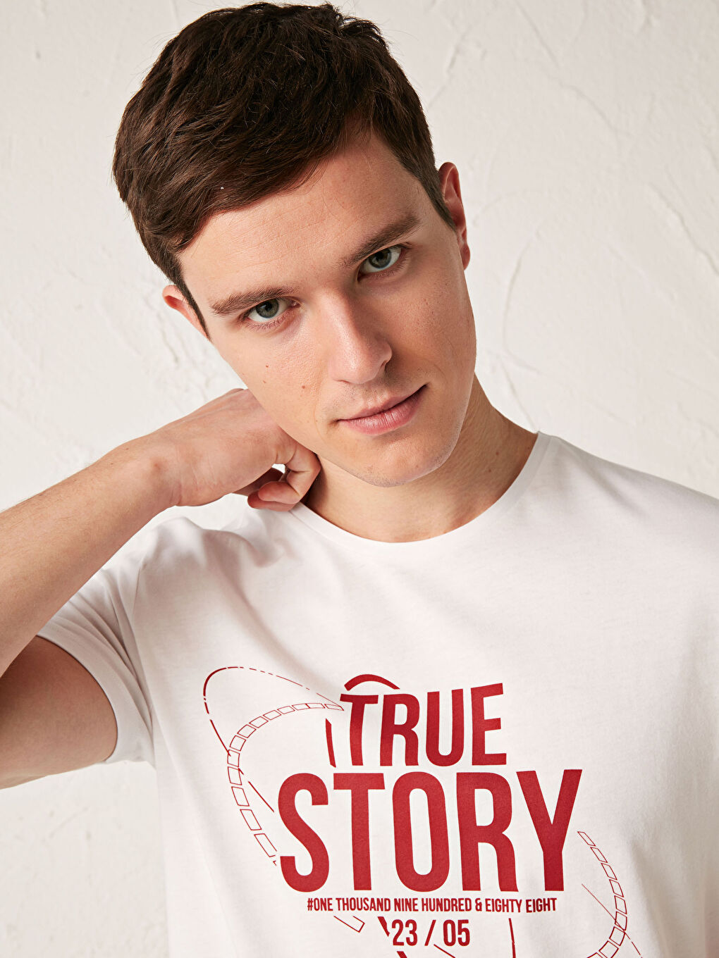 Beyaz Bisiklet Yaka Baskılı Penye Tişört-1