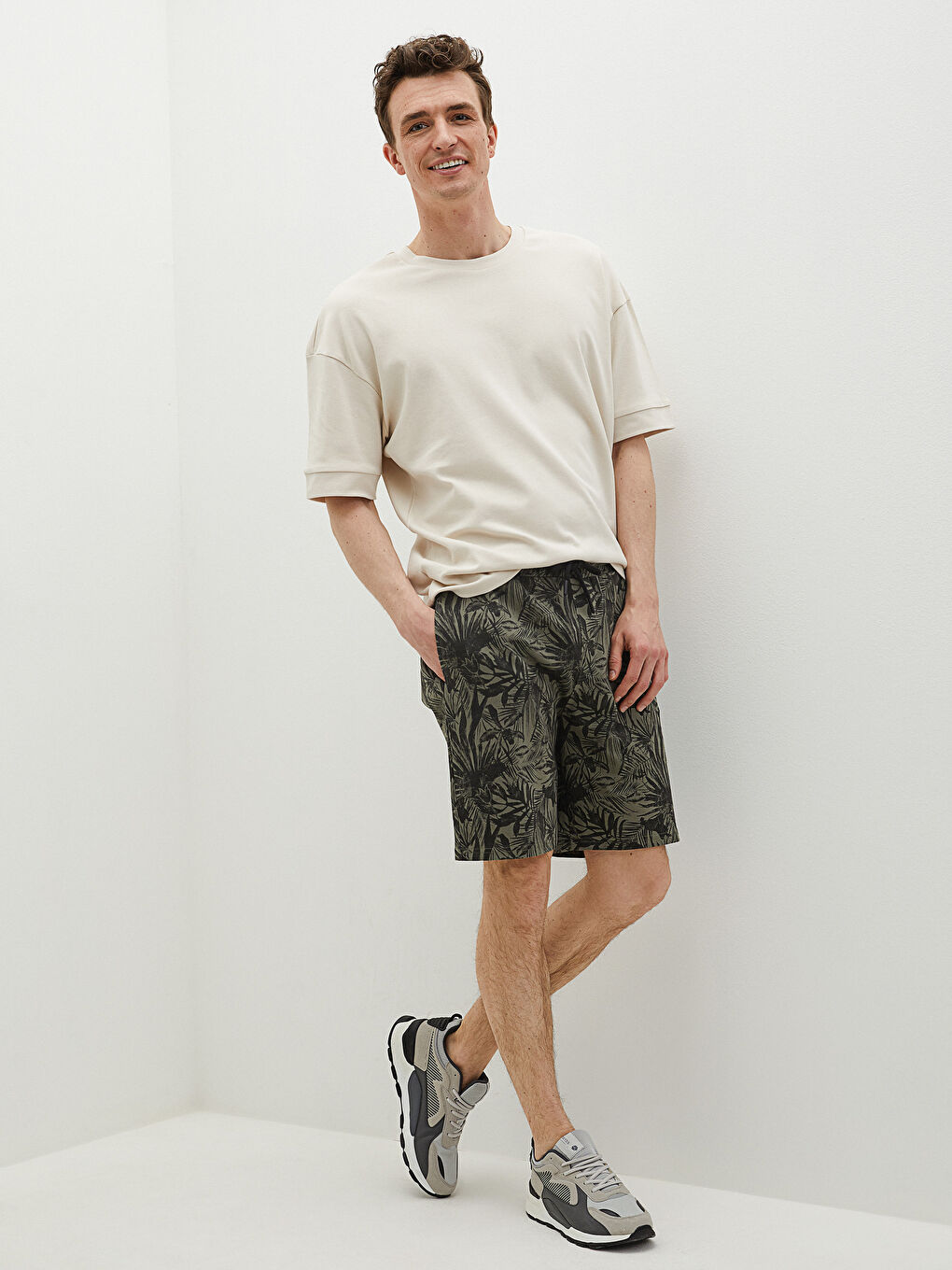 Haki Standart Kalıp Desenli Erkek Şort