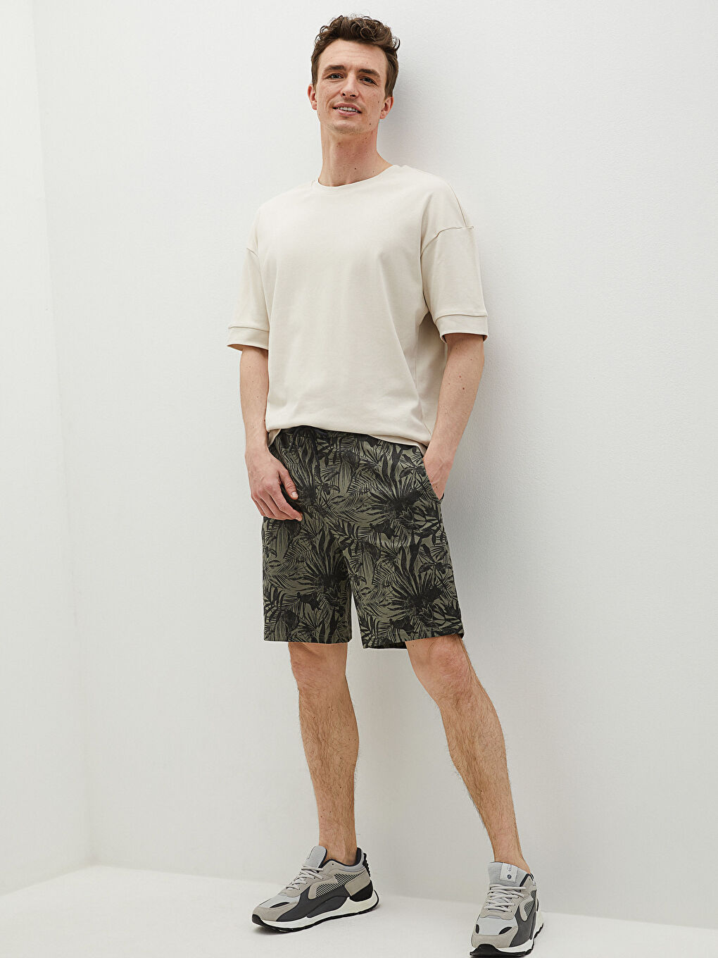 Haki Standart Kalıp Desenli Erkek Şort-2