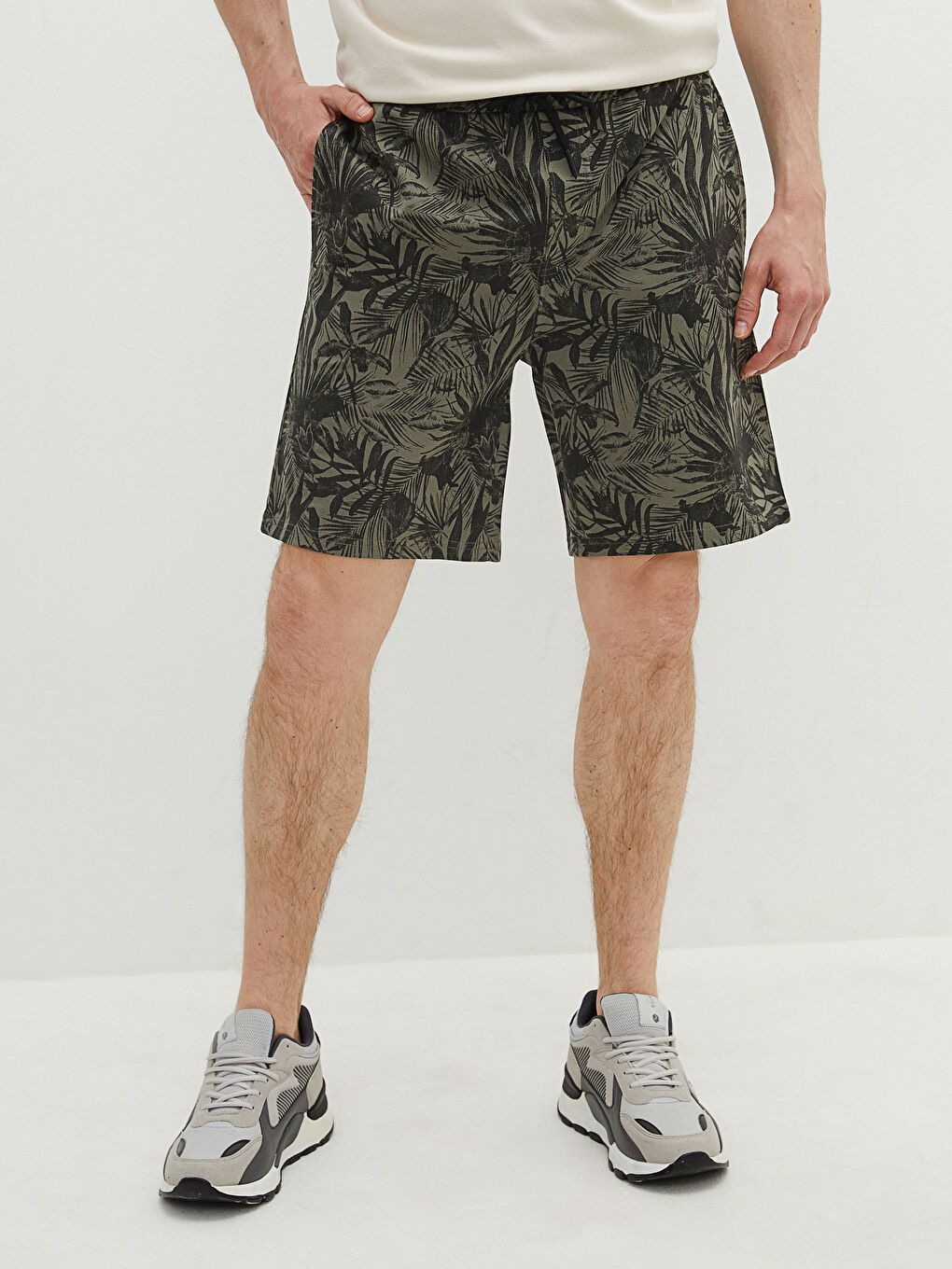 Haki Standart Kalıp Desenli Erkek Şort-3