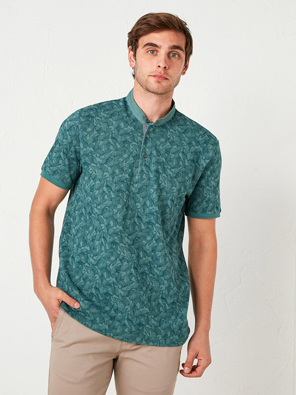 Yeşil Desenli Hakim Yaka Kısa Kollu Pamuklu Tişört