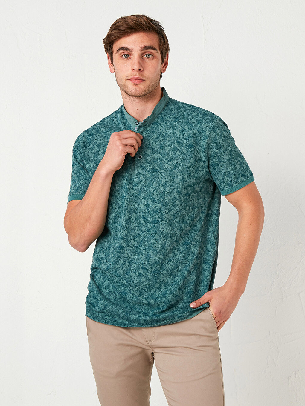 Yeşil Desenli Hakim Yaka Kısa Kollu Pamuklu Tişört-1