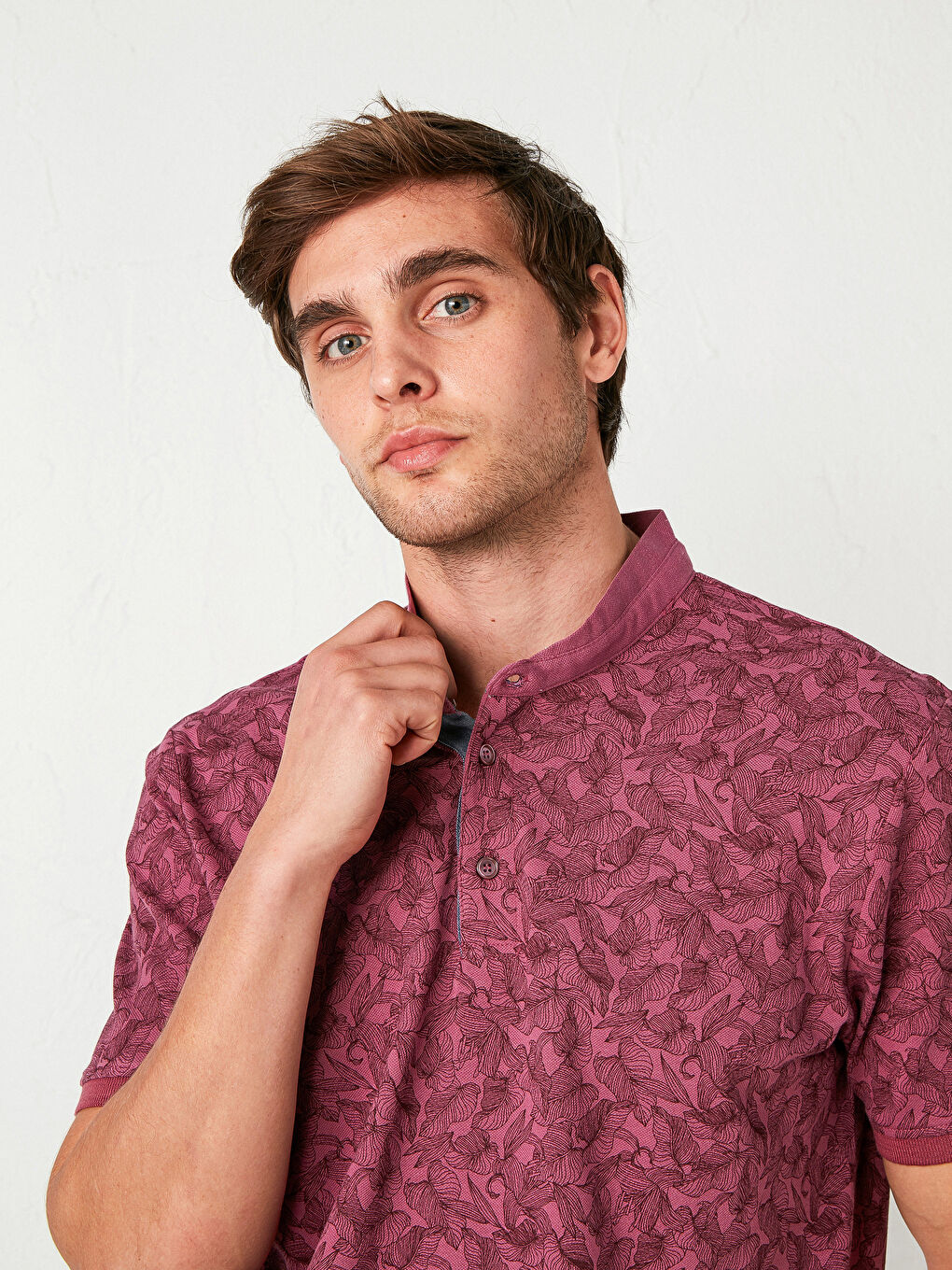 Mürdüm Desenli Hakim Yaka Kısa Kollu Pamuklu Tişört