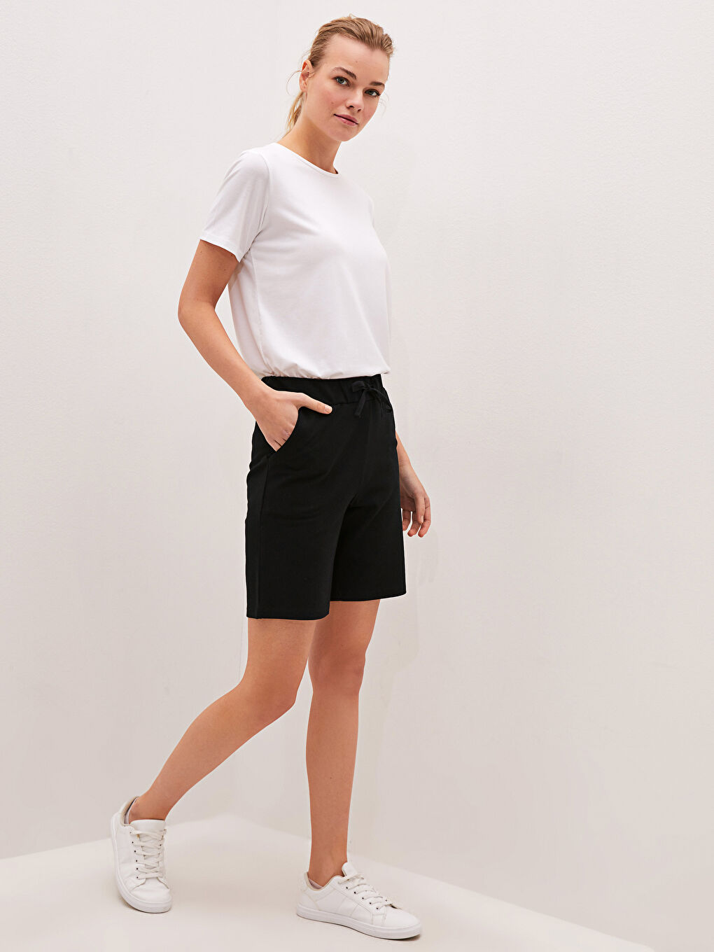 Siyah Beli Lastikli Cep Detaylı Pike Kumaş Kadın Şort-1