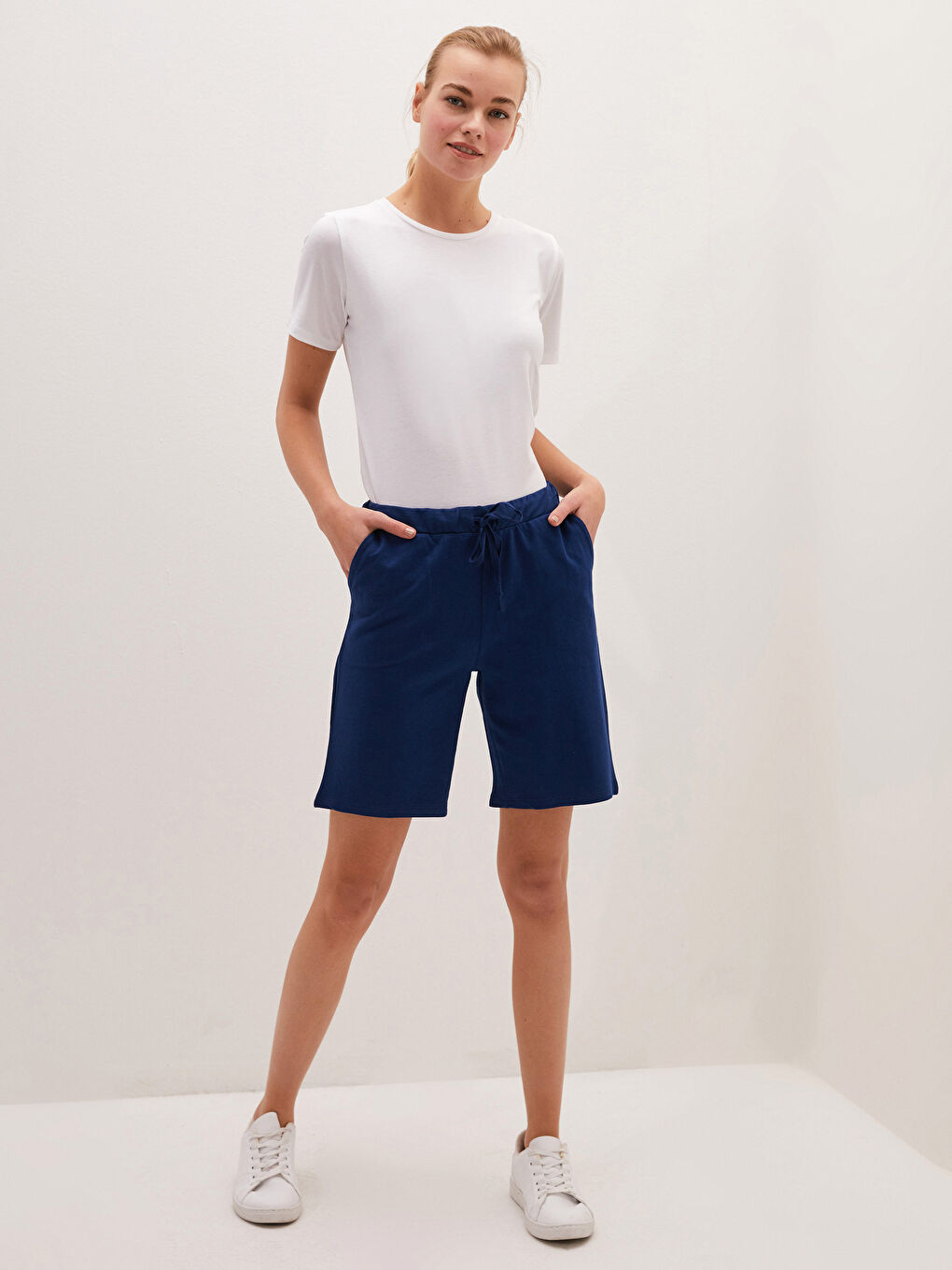 LC Waikiki Women's Straight With Elastic Waist Binding Detailed Shorts -S1AF76Z8-K1X