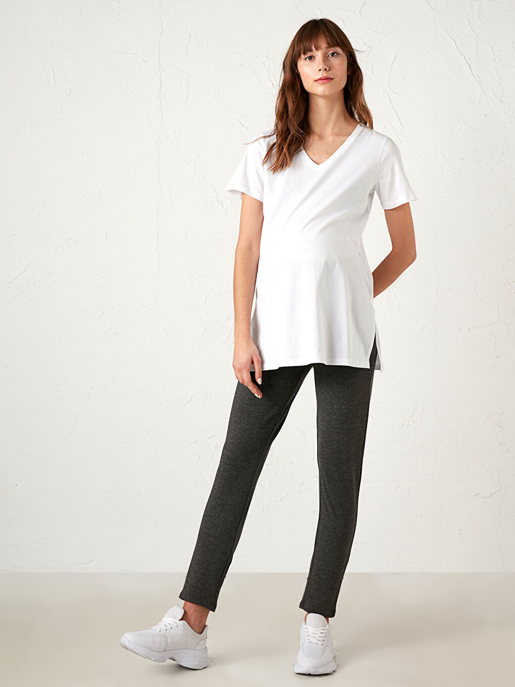 LCWAIKIKI Maternity T-Shirt für Schwangere aus Baumwolle mit V-Ausschnitt -S1AI84Z8-E5X